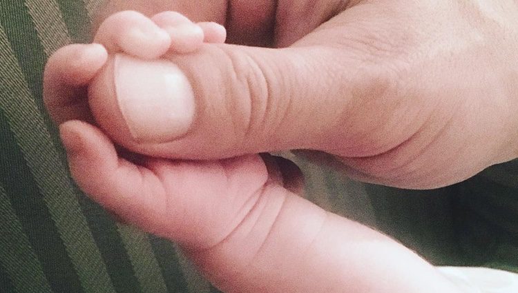 Julia Stiles anuncia la llegada de su primera hija mediante esta foto. | Fuente: Instagram
