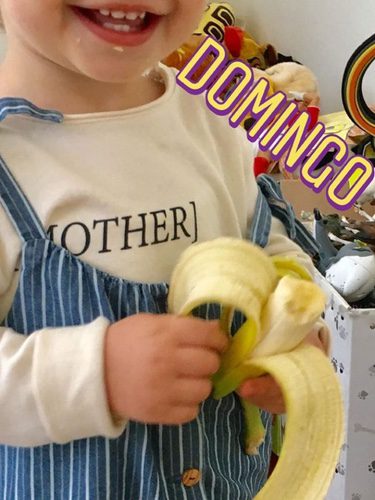 El pequeño Lucas Casillas comiéndose un plátano/ Fuente: Instagram