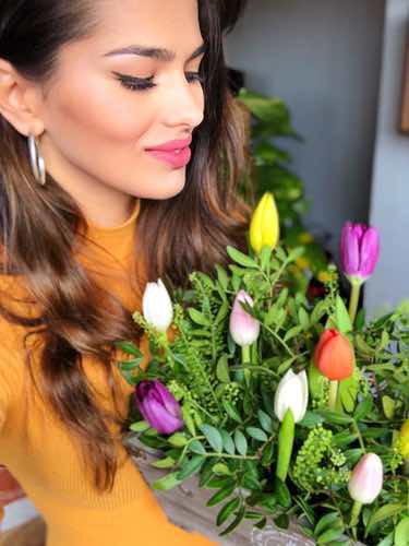 Sara Sálamo mostrando las flores que le ha regalado Isco / Instagram