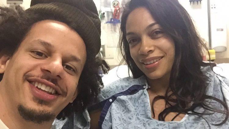 Rosario Dawson y Eric Andre en el hospital/ Fuente: @rosariodawson