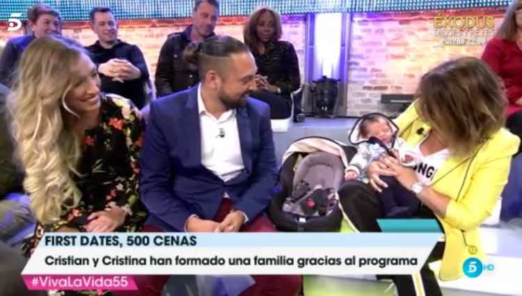 Toñi Moreno cogiendo a Romeo en 'Viva la vida' / Telecinco.es