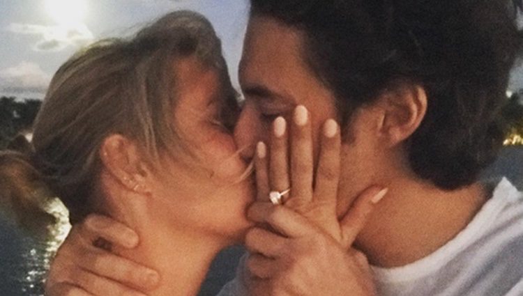 Claire Holt y Andrew Joblin besándose tras comprometerse / Fuente:Instagram