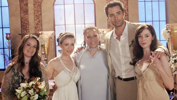 Phoebe se casa con Coop en el último episodio de 'Embrujadas'