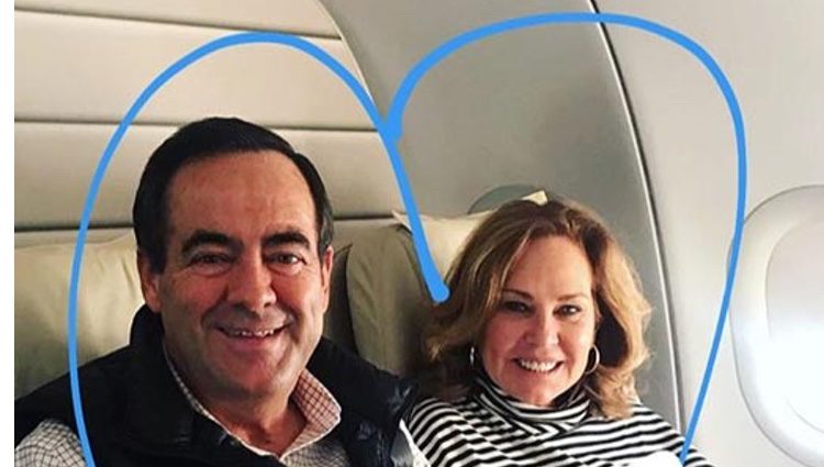 José bono y Ana Rodríguez en el avión a Jordania/ Instagram