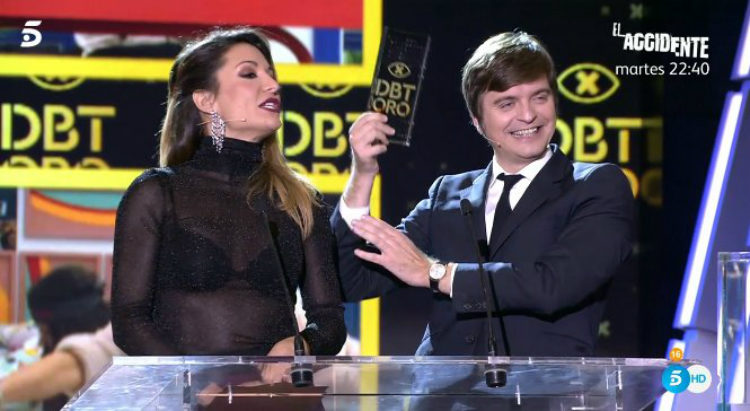 Nagore Robles y Marc Giró entregan a el premio a 'La Extraña Pareja' | telecinco.es