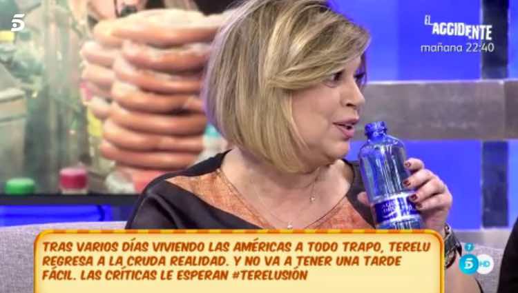 Terelu Campos bebiendo de la botella que acababa de abrir / Telecinco.es