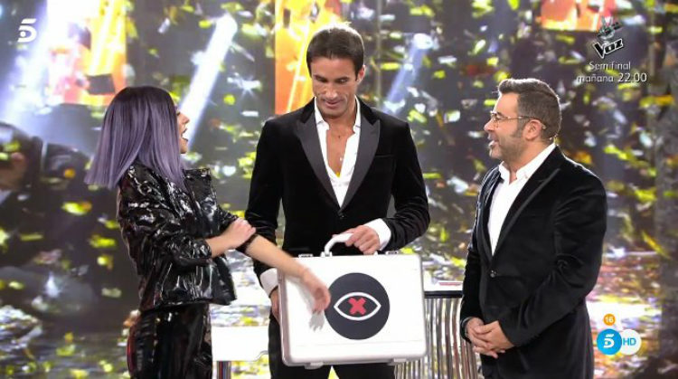 Bea, ganadora de 'GH 17', le entrega el maletín a Hugo, ganador de 'GH 18' | telecinco.es