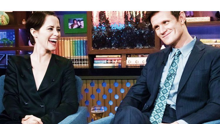 Matt Smith y su compañera de reparto, Claire Foy en el programa 'Watch What Happens Live!'