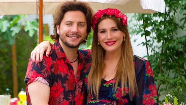 Manuel Carrasco y Almudena Navalón durante la baby shower Fuente: Instagram