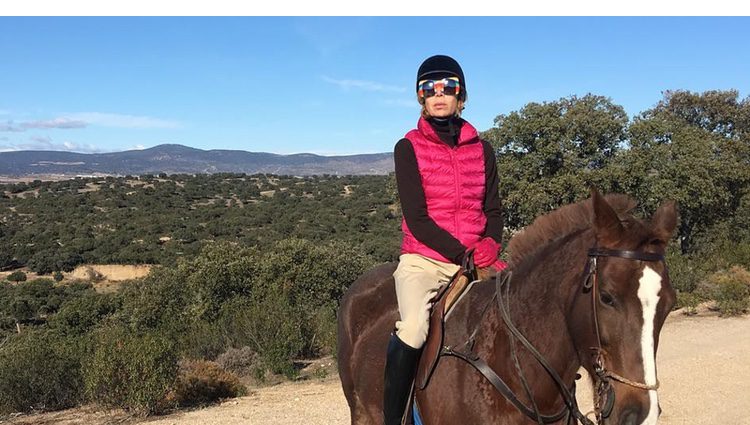  La diseñadora Agatha Ruiz de la Prada subió a su cuenta de instagram @agatharuizdlprada una foto junto a su caballo</p><p>