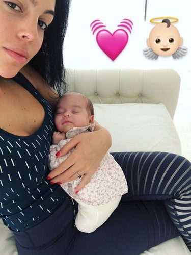 Georgina Rodríguez con Alana Martina dormidita en sus brazos/ Fuente: Instagram