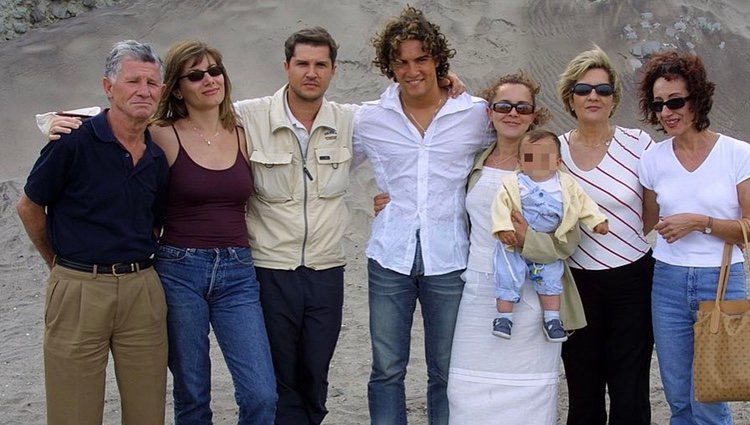 David Bisbal junto a su hermano y demás miembros de su familia hace años / Foto: Instagram