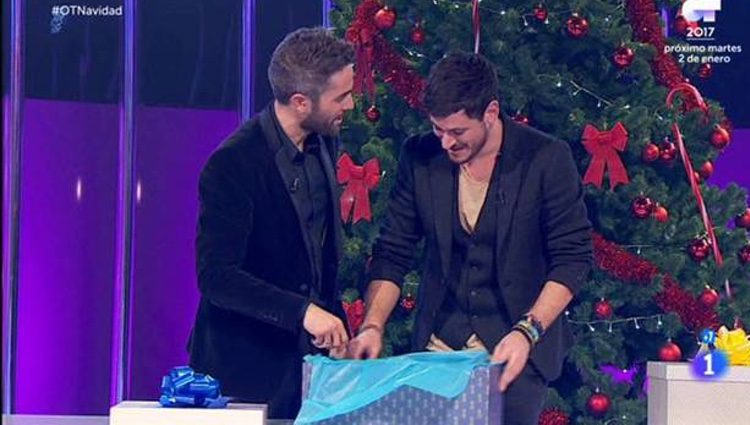 Cepeda y Roberto Leal abriendo el regalo / Foto. rtve.es