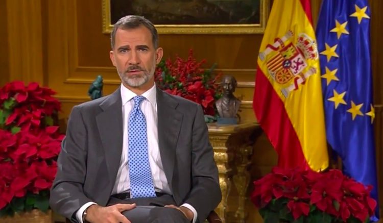 El Rey en su discurso con una bandera española y otra europea al fondo