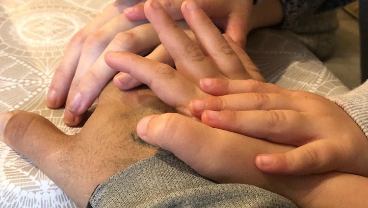 Las manos de Kiko Rivera, Irene Rosales y sus hijos / Instagram