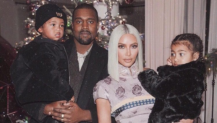 Kim Kardashian con Kanye West y sus hijos Fuente: Instagram