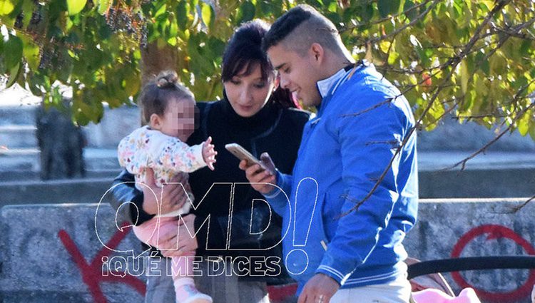 José Fernando junto a su novia Michu y su hija. Fuente: Qué me dices!