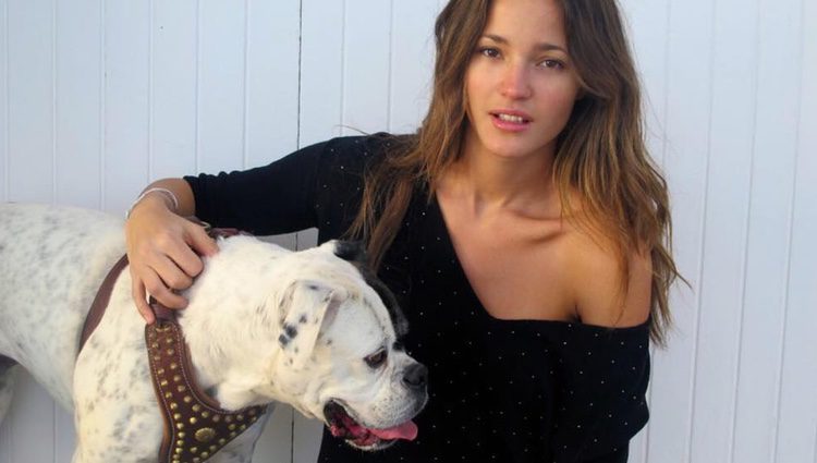 Malena Costa junto a Llisa, su perrita. Vía Instagram