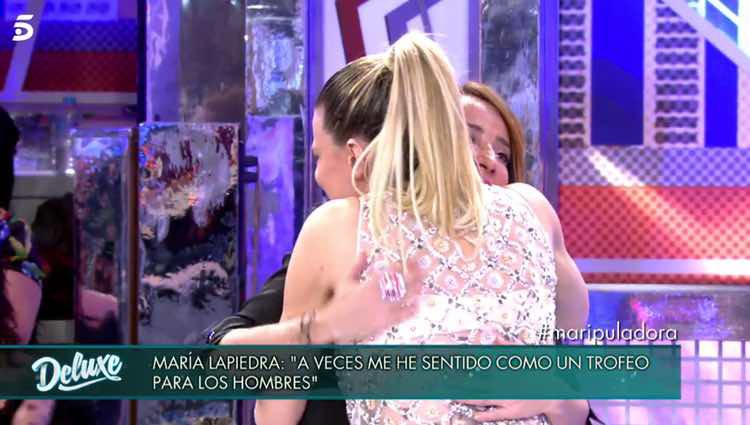 El abrazo de María Lapiedra y María Patiño / Telecinco.es