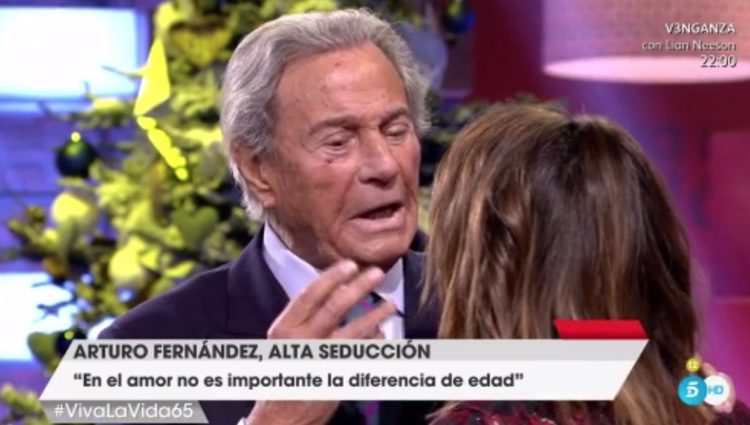 El actor contándole lo bueno que es besando a Toñi Moreno/ telecinco.es