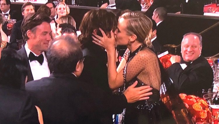 Diane Kruger y Norman Reedus besándose en los Globos de Oro 2018