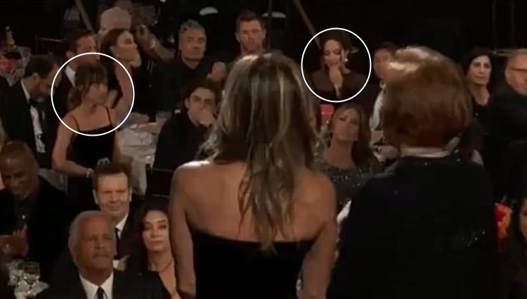 Dakota Johnson sorprende a Angelina Jolie haciéndole un feo gesto a Jennifer Aniston