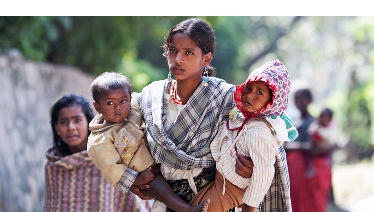 Mujer con niños en Nepal