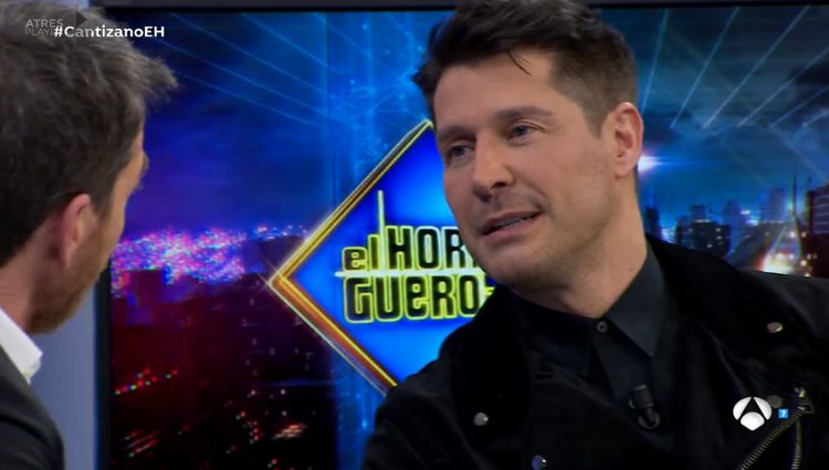 Jaime Cantizano explicando su nuevo programa en 'El Hormiguero'