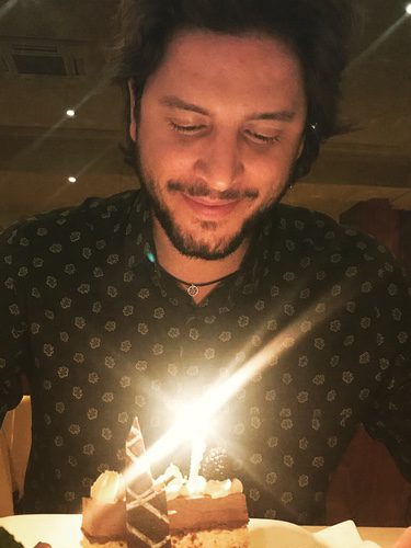Manuel Carrasco soplando la vela / Instagram