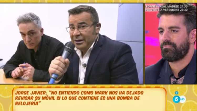 Kiko Hernández y Jorge Javier Vázquez leyendo los mensajes del móvil de Mark Hamilton / Telecinco.es