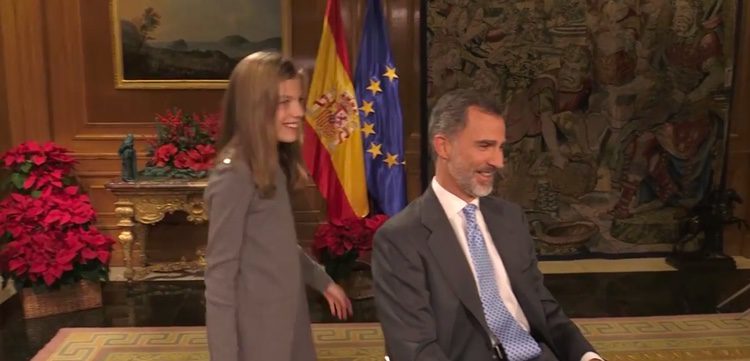 La Infanta Sofía pregunta al Rey por su foto con el cambio de caras
