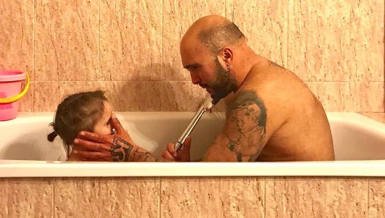 Kiko Rivera en la bañera con su hija Ana/Foto: Instagram