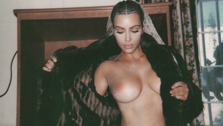 Kim Kardashian se desnuda en las redes sociales. Vía Instagram