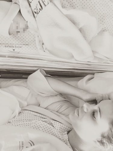 Triana Ramos en el hospital con su hijo recién nacido/ Fuente: Instagram