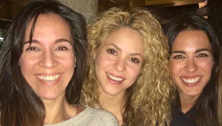 Shakira con dos amigas / Instagram