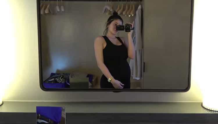 Kylie Jenner luciendo embarazo frente al espejo / Youtube