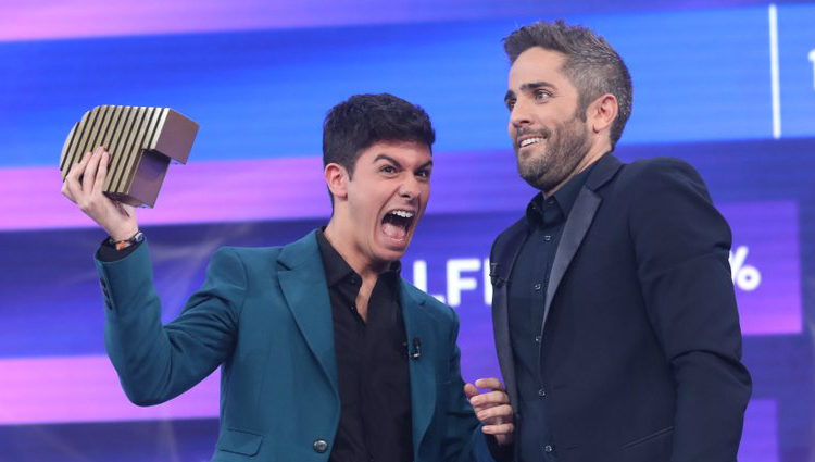 Roberto Leal le entrega a Alfred su trofeo al quinto clasificado | RTVE.es