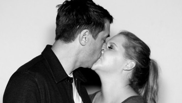 Amy Schumer y Chris Fischer, muy enamorados, en una foto de su Instagram