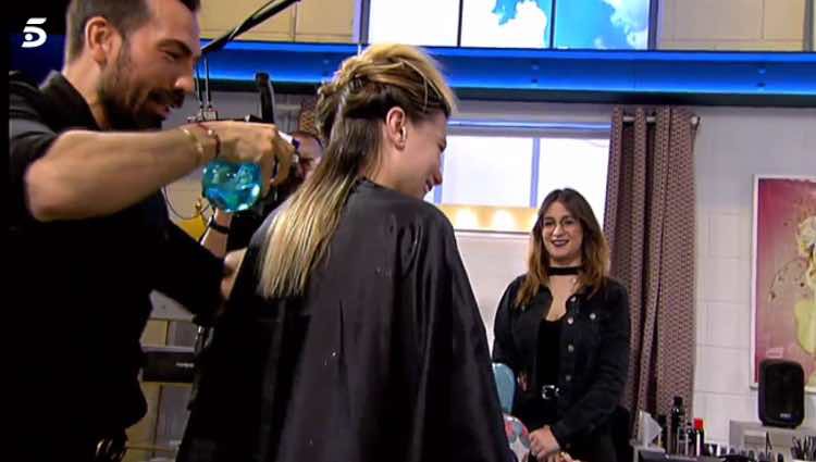 Manuel Zamorano cortando el pelo a María Lapiedra / Telecinco.es
