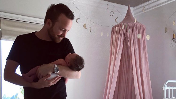 Aaron Paul junto a su hija recién nacida./ Foto: Instagram Lauren Paul