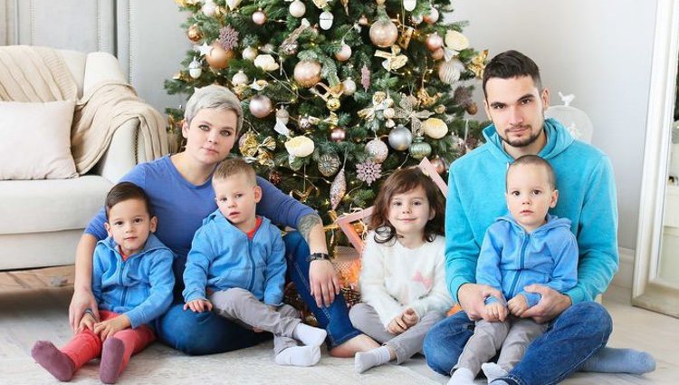 Yulia con el resto de su familia, su marido y sus cuatro hijos biológicos / Vkontakte