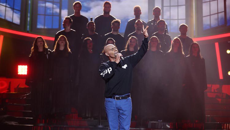 Miquel Fernández imita a R. Kelly durante la primera semifinal de 'Tu cara me suena 6'
