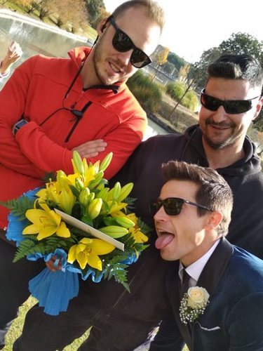El actor posa divertido con un ramo de flores en el final de su personaje / Instagram