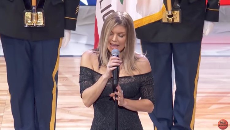 Fergie interpretando el himno nacional een la final del All Star de la NBA | Imagen de youtube.com