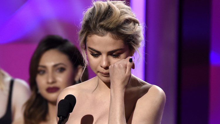 Selena Gomez emocionada tras el bonito discurso en la gala Billboard Women in Music 2017 acerca del transplante de riñón que su amiga Francia Raísa le donó