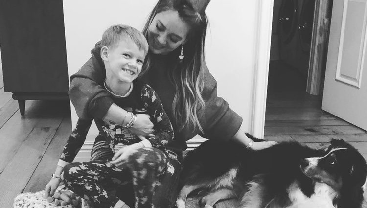 Hilary Duff compartió en Navidad una foto junto a su hijo y a su perro en su Instagram @hilaryduff  