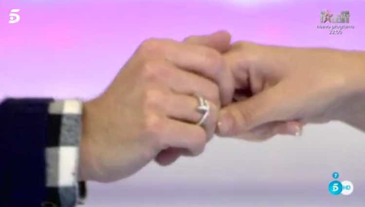 Pelayo Díaz luciendo su anillo de compromiso / Telecinco.es