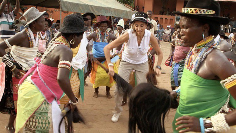 Paz Padilla se ganó a los africanos con sus bailes/Foto: Cuatro