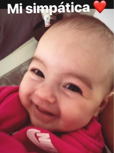 La pequeña Alana Martina sonriendo a su mamá/ Fuente: Instagram