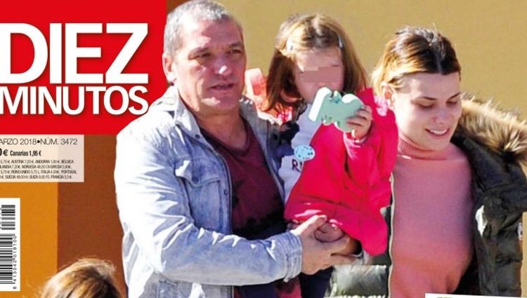 Gustavo González con María Lapiedra y sus hijas en Diez Minutos